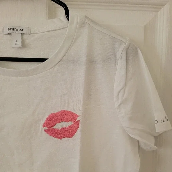 Nine West Embroidered Tee NWT - Picture 3 of 7